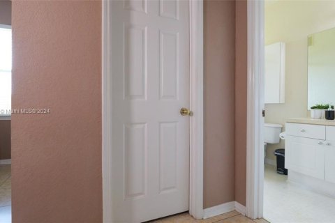 Condo in Tampa, Florida, 2 bedrooms  № 1387790 - photo 13