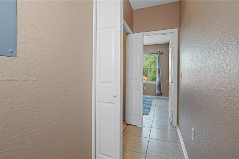 Condo in Tampa, Florida, 2 bedrooms  № 1387790 - photo 10