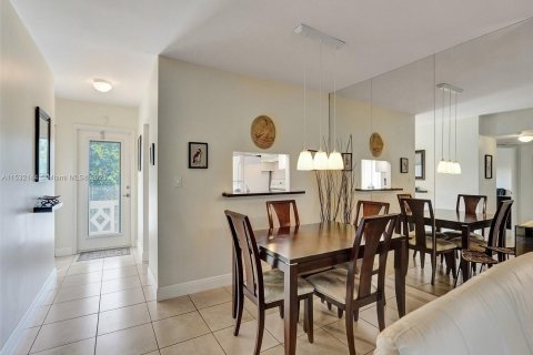 Condo in Lauderdale Lakes, Florida, 2 bedrooms  № 1011163 - photo 9