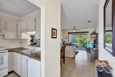 Condo in Lauderdale Lakes, Florida, 2 bedrooms  № 1011163 - photo 22