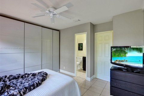 Condo in Lauderdale Lakes, Florida, 2 bedrooms  № 1011163 - photo 12