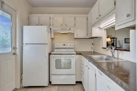 Condo in Lauderdale Lakes, Florida, 2 bedrooms  № 1011163 - photo 19