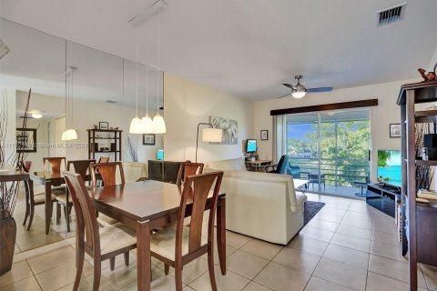 Condo in Lauderdale Lakes, Florida, 2 bedrooms  № 1011163 - photo 1