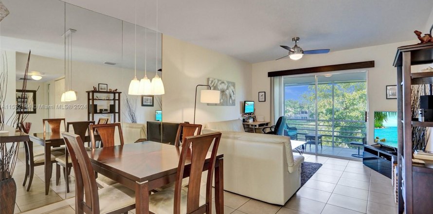 Condo in Lauderdale Lakes, Florida, 2 bedrooms  № 1011163