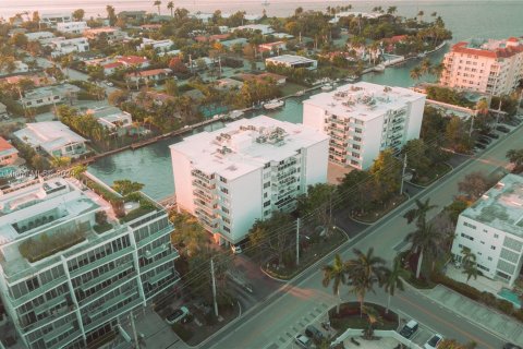 Copropriété à vendre à Bay Harbor Islands, Floride: 2 chambres, 137.5 m2 № 1135699 - photo 1