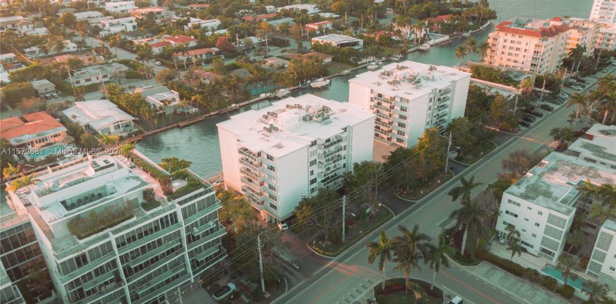 Condo à Bay Harbor Islands, Floride, 2 chambres  № 1135699