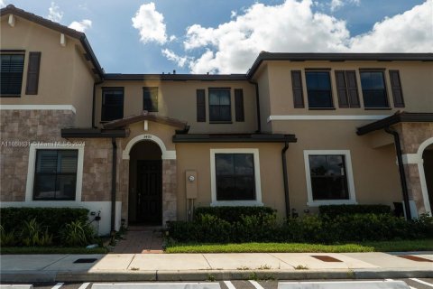 Adosado en venta en Hialeah, Florida, 3 dormitorios, 123.75 m2 № 1386114 - foto 2