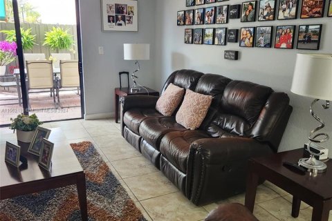 Casa en venta en Cutler Bay, Florida, 5 dormitorios, 270.9 m2 № 1096038 - foto 22