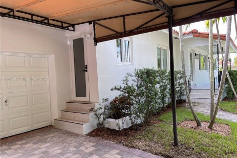 House in Miami, Florida 3 bedrooms, 138.8 sq.m. № 1383033 - photo 4