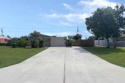 Villa ou maison à vendre à Lehigh Acres, Floride: 2 chambres, 112.23 m2 № 1376380 - photo 1