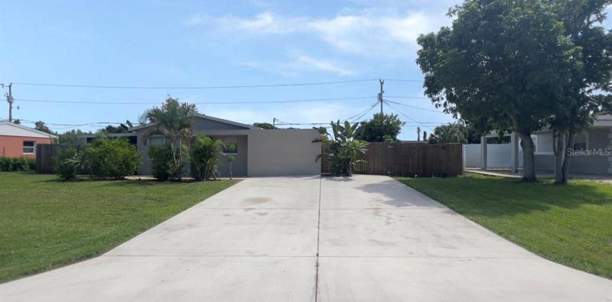 House in Lehigh Acres, Florida 2 bedrooms, 112.23 sq.m. № 1376380