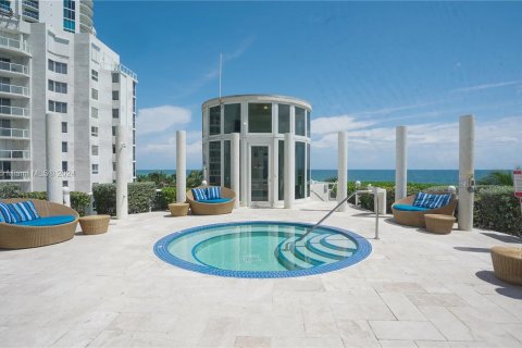 Condominio en venta en Sunny Isles Beach, Florida, 2 dormitorios, 120.87 m2 № 1358774 - foto 19