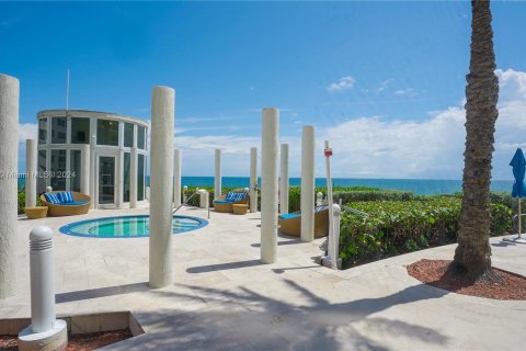 Copropriété à vendre à Sunny Isles Beach, Floride: 2 chambres, 120.87 m2 № 1358774 - photo 18