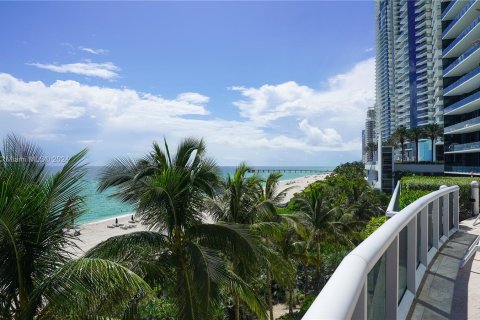 Condominio en venta en Sunny Isles Beach, Florida, 2 dormitorios, 120.87 m2 № 1358774 - foto 17