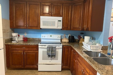 Condo in Deerfield Beach, Florida, 2 bedrooms  № 887549 - photo 1