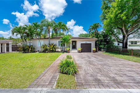 House in Miami Springs, Florida 5 bedrooms, 294.13 sq.m. № 1161184 - photo 6