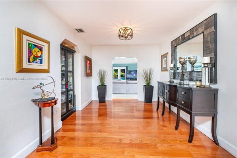 Villa ou maison à vendre à Miami Springs, Floride: 5 chambres, 294.13 m2 № 1161184 - photo 11