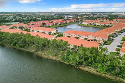 Townhouse in Fort Myers, Florida 3 bedrooms, 180.42 sq.m. № 1191658 - photo 3