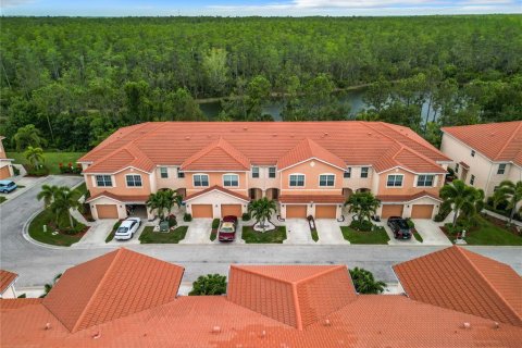 Townhouse in Fort Myers, Florida 3 bedrooms, 180.42 sq.m. № 1191658 - photo 2