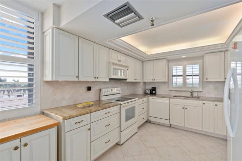 Condo in Hutchinson Island South, Florida, 3 bedrooms  № 1138219 - photo 18