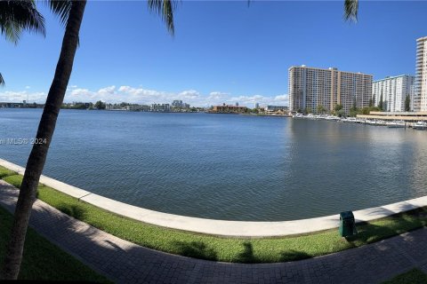 Copropriété à louer à Sunny Isles Beach, Floride: 2 chambres, 103.68 m2 № 1355075 - photo 17