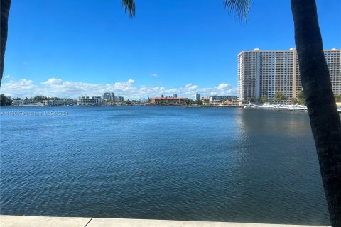 Copropriété à louer à Sunny Isles Beach, Floride: 2 chambres, 103.68 m2 № 1355075 - photo 30