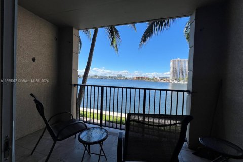 Copropriété à louer à Sunny Isles Beach, Floride: 2 chambres, 103.68 m2 № 1355075 - photo 15