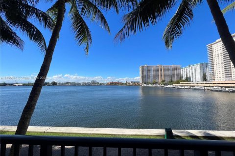 Copropriété à louer à Sunny Isles Beach, Floride: 2 chambres, 103.68 m2 № 1355075 - photo 16