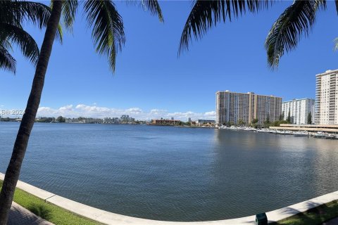 Copropriété à louer à Sunny Isles Beach, Floride: 2 chambres, 103.68 m2 № 1355075 - photo 1