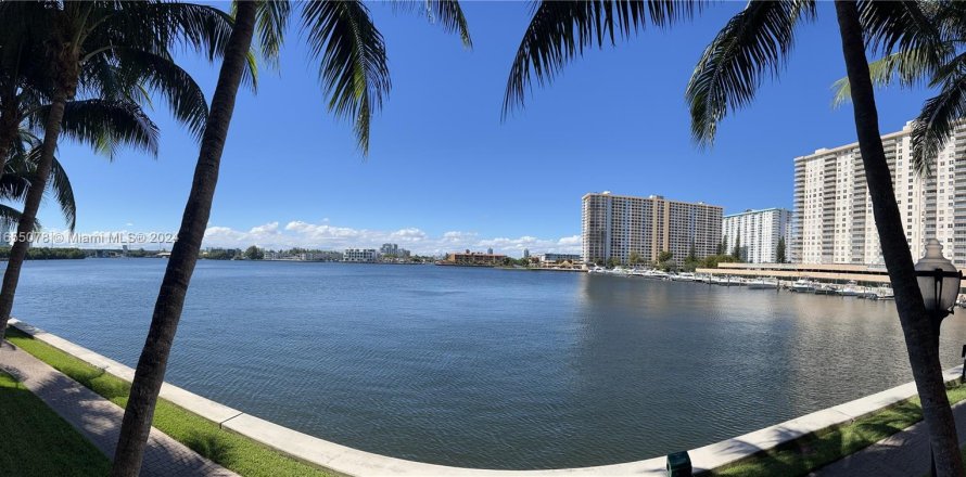 Condo in Sunny Isles Beach, Florida, 2 bedrooms  № 1355075