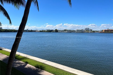 Copropriété à louer à Sunny Isles Beach, Floride: 2 chambres, 103.68 m2 № 1355075 - photo 18