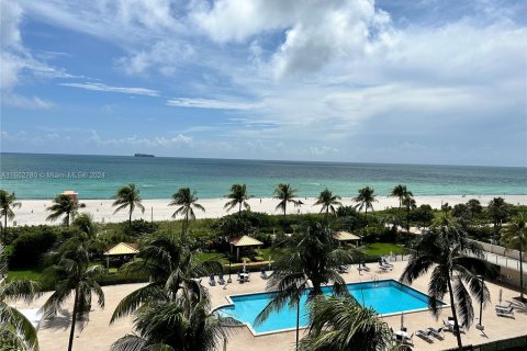 Condominio en alquiler en Miami Beach, Florida, 2 dormitorios, 121.24 m2 № 1348637 - foto 1