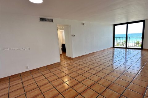 Condo in Miami Beach, Florida, 2 bedrooms  № 1348637 - photo 17