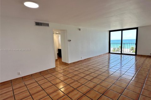 Condo in Miami Beach, Florida, 2 bedrooms  № 1348637 - photo 16