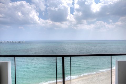 Condo in Lauderdale-by-the-Sea, Florida, 2 bedrooms  № 931618 - photo 1