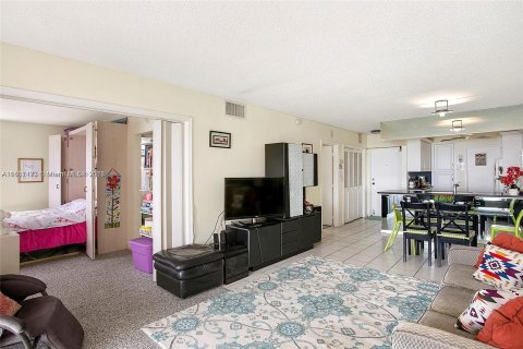 Condo in Lauderdale-by-the-Sea, Florida, 2 bedrooms  № 931618 - photo 13