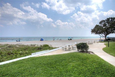 Condo in Lauderdale-by-the-Sea, Florida, 2 bedrooms  № 931618 - photo 26