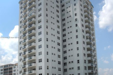 Condo in Lauderdale-by-the-Sea, Florida, 2 bedrooms  № 931618 - photo 4