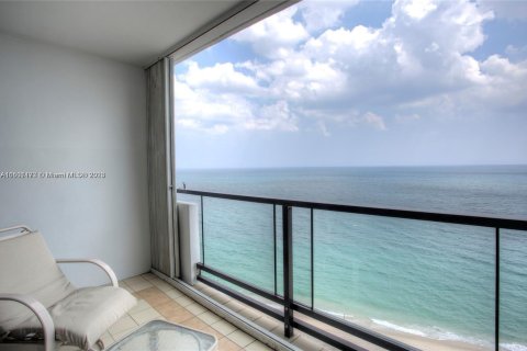 Condo in Lauderdale-by-the-Sea, Florida, 2 bedrooms  № 931618 - photo 2