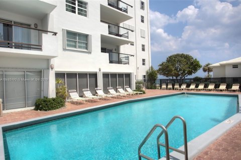 Condo in Lauderdale-by-the-Sea, Florida, 2 bedrooms  № 931618 - photo 25