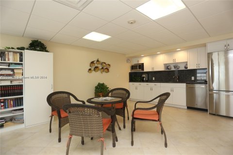 Condo in Lauderdale-by-the-Sea, Florida, 2 bedrooms  № 931618 - photo 23