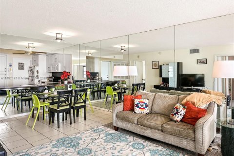 Condominio en venta en Lauderdale-by-the-Sea, Florida, 2 dormitorios, 99.41 m2 № 931618 - foto 12