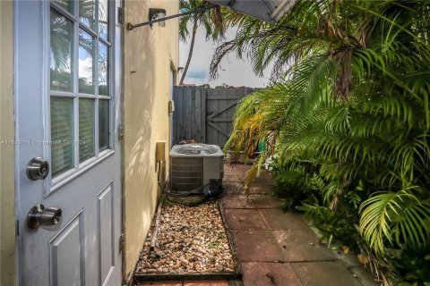 Casa en venta en Miami, Florida, 4 dormitorios, 142.33 m2 № 1417183 - foto 25