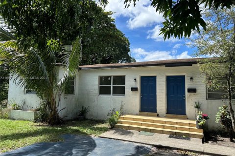 Propiedad comercial en venta en Miami, Florida, 163.88 m2 № 1417231 - foto 1