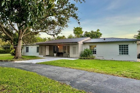 House in Miami, Florida 4 bedrooms, 312.89 sq.m. № 1325589 - photo 1