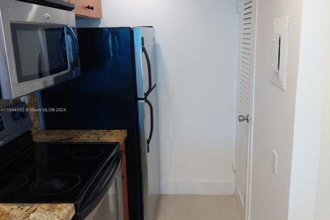 Condo in Miami Beach, Florida, 1 bedroom  № 1325985 - photo 20