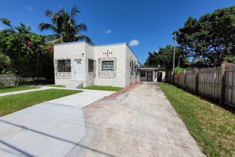 Propiedad comercial en venta en Miami, Florida, 171.59 m2 № 1316562 - foto 1