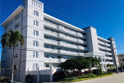 Condo in Fort Lauderdale, Florida, 2 bedrooms  № 1230243 - photo 1