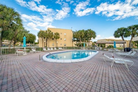 Condo in Sunrise, Florida, 2 bedrooms  № 805317 - photo 1