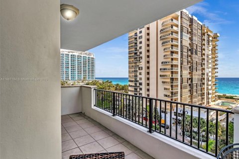 Condo in Miami Beach, Florida, 2 bedrooms  № 868359 - photo 24